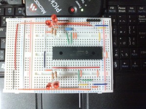 ブレッドボード上に作ったPIC16F877AのICSP＆動作確認回路